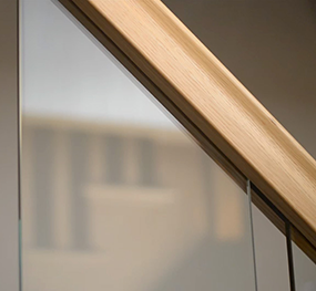 Inline glass balustrade for staircases with oak