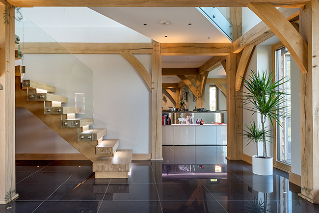 oak x-vision staircase with frameless glass side view