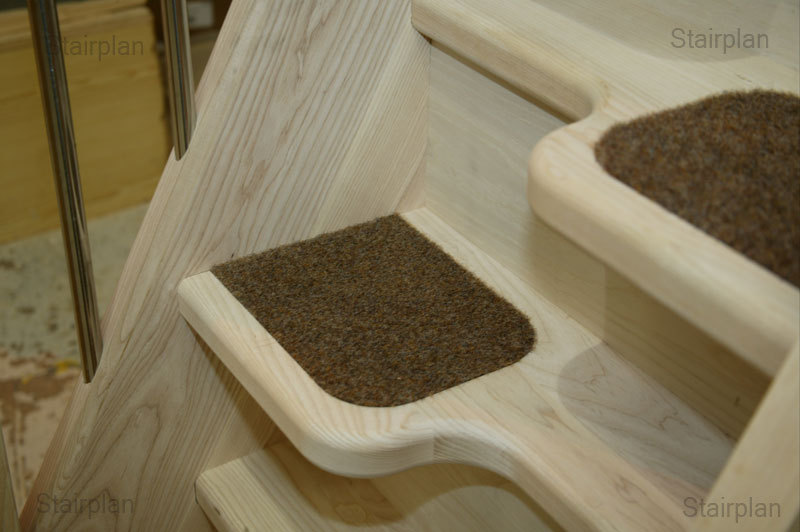 Alternating tread staircases with carpet inserts