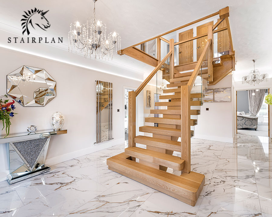 Oak staircase layout that t's to the left and right