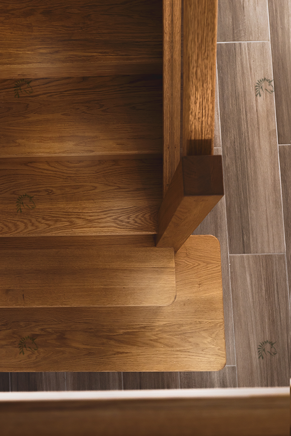 oak sqaure curtail step from above
