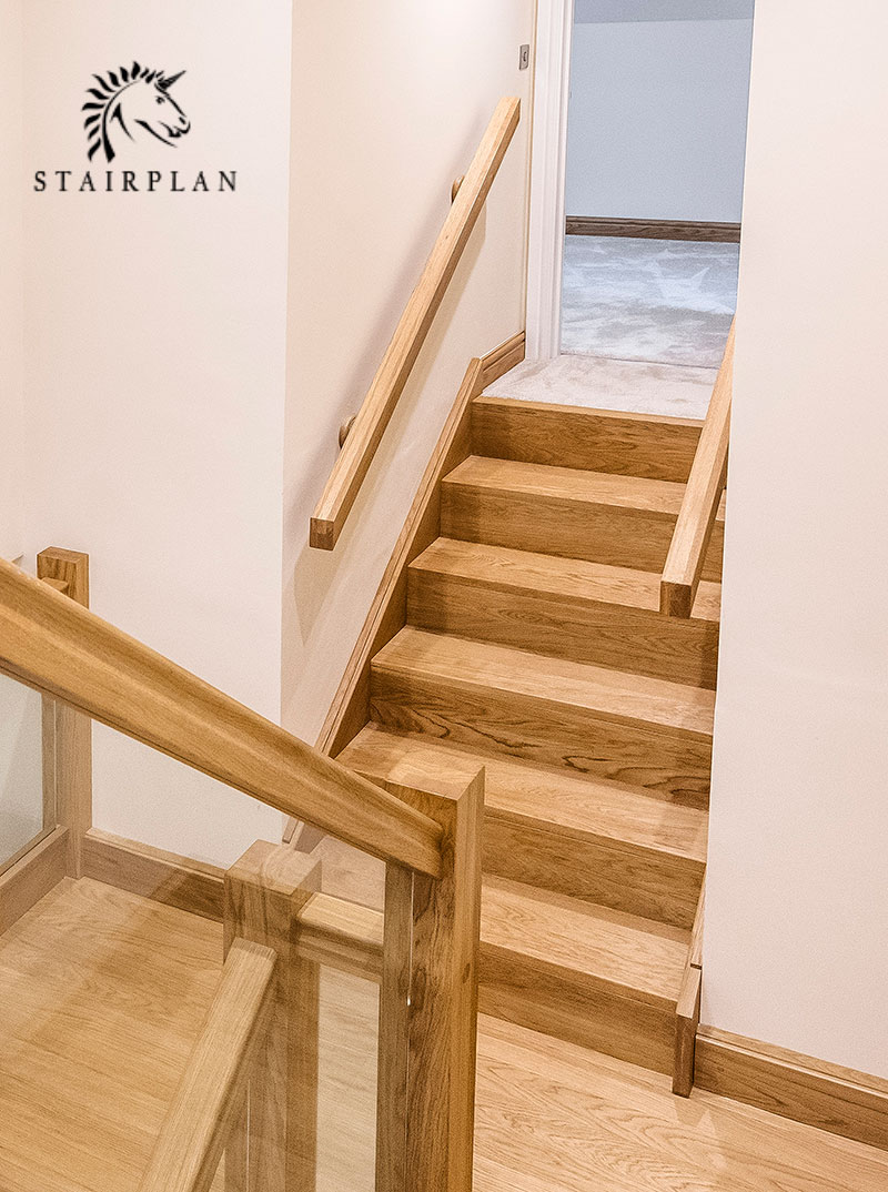 Contemporary oak squar enosed closed riser staircase
