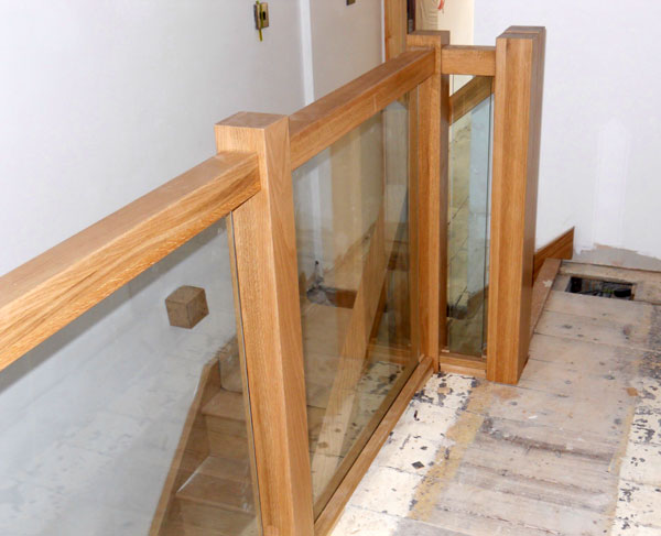 Oak square handrail with vision glass panels